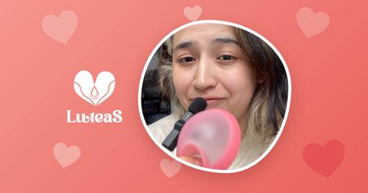 Persona sosteniendo un disco menstrual, guía Luteas