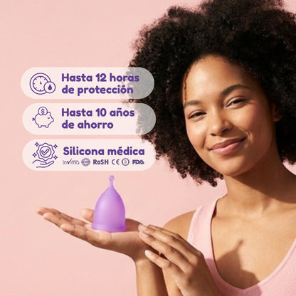 Mujer sosteniendo copa menstrual Luteas violeta: hasta 12 horas de protección y silicona médica
