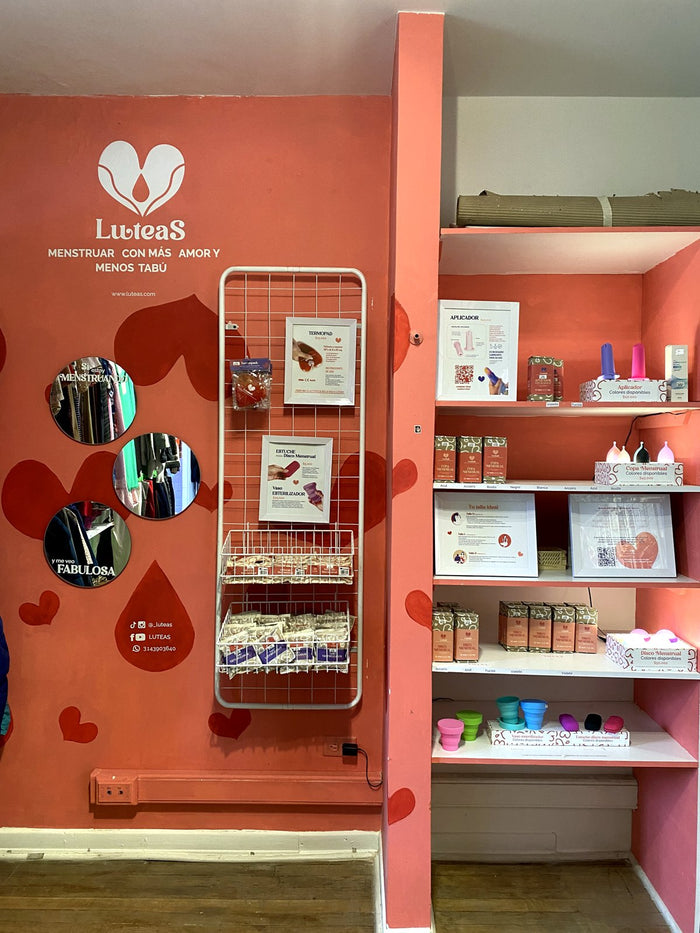 Stand de Luteas en Sonora Showroom con copas, discos y accesorios